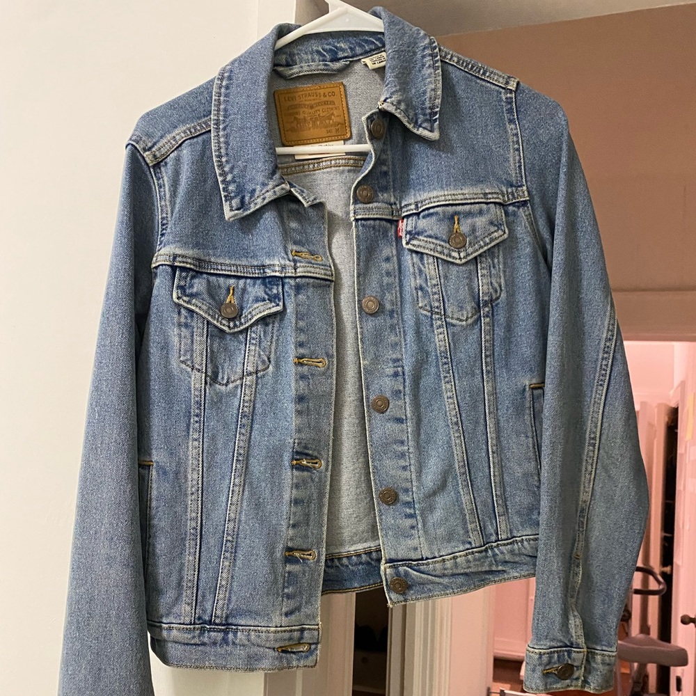 Levi’s original Jean jacket size medium in medium wash. Never worn!